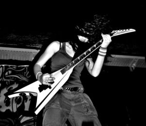 Disfrutando encima del escenario. Guitarra eléctrica Jackson rr24 snow white