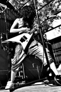 Female metal guitarist. Guitarra eléctrica Jackson Randy Rhoads rr24