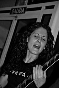 Disfrutando encima del escenario.Female metal guitarist. Jackson rr24